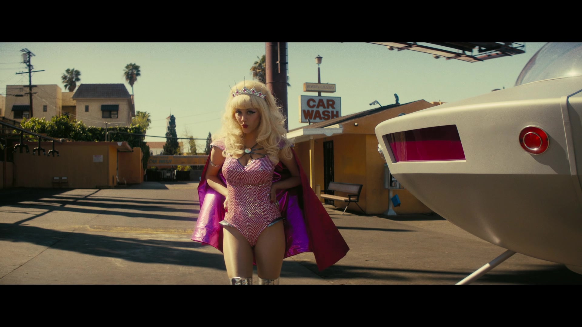 Angelyne_S01E05_Pink_Clouds_1080p_ERW_005512.jpg