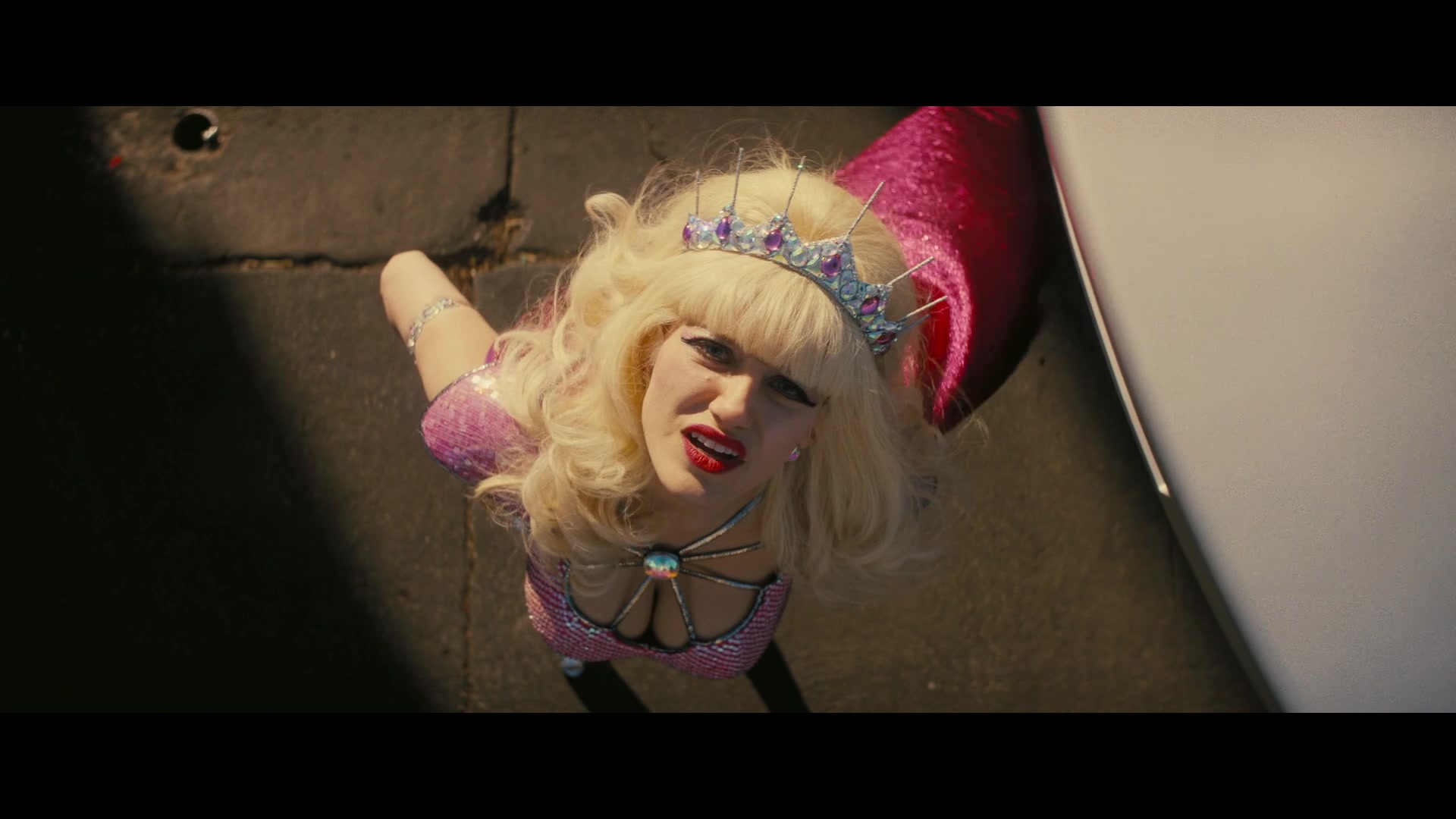 Angelyne_S01E05_Pink_Clouds_1080p_ERW_005544.jpg