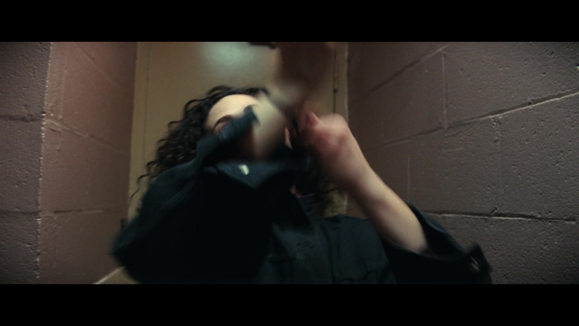Furious_S01E06_They_Make_a_Noise_Like_Feathers_1080p_ERW_001239.jpg
