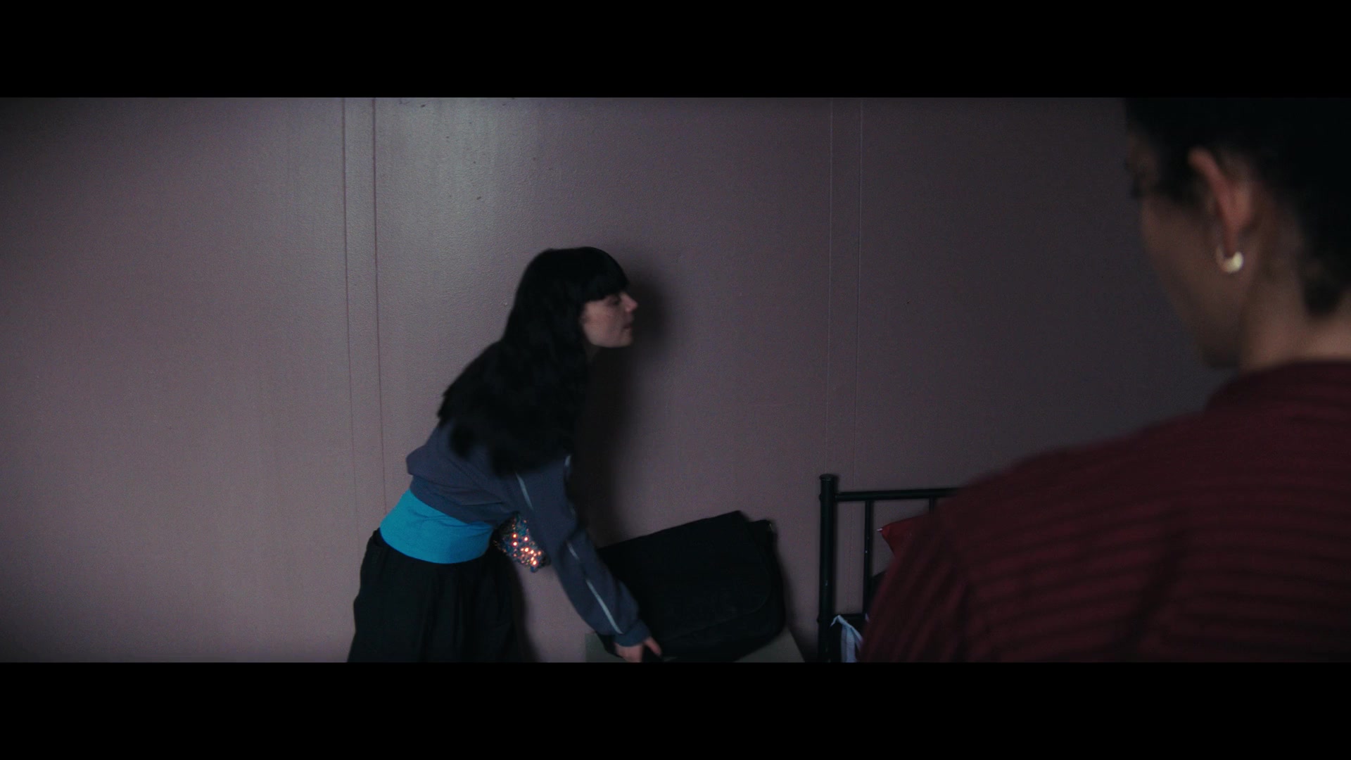 Furious_S01E06_They_Make_a_Noise_Like_Feathers_1080p_ERW_004706.jpg