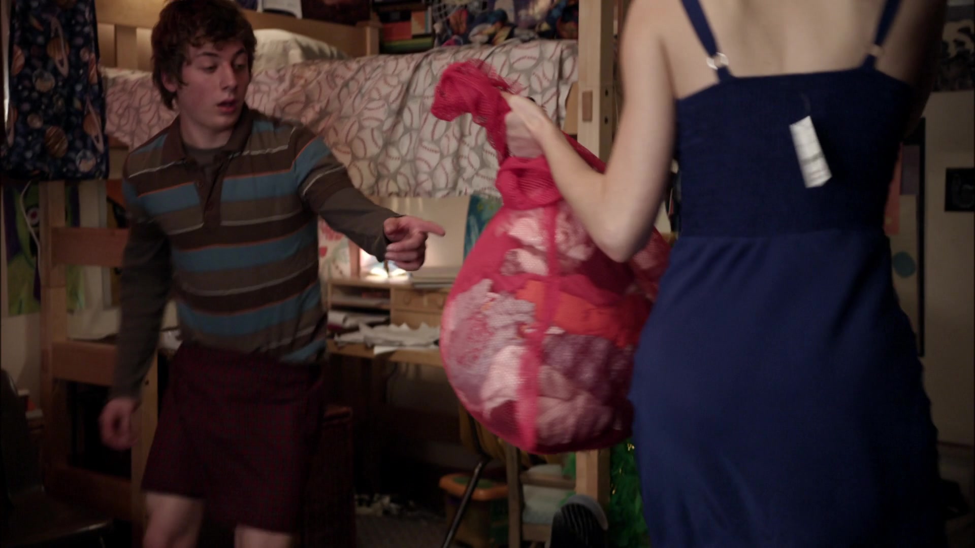 Shameless_US_S01E01_1080p_ERW_001100.jpg