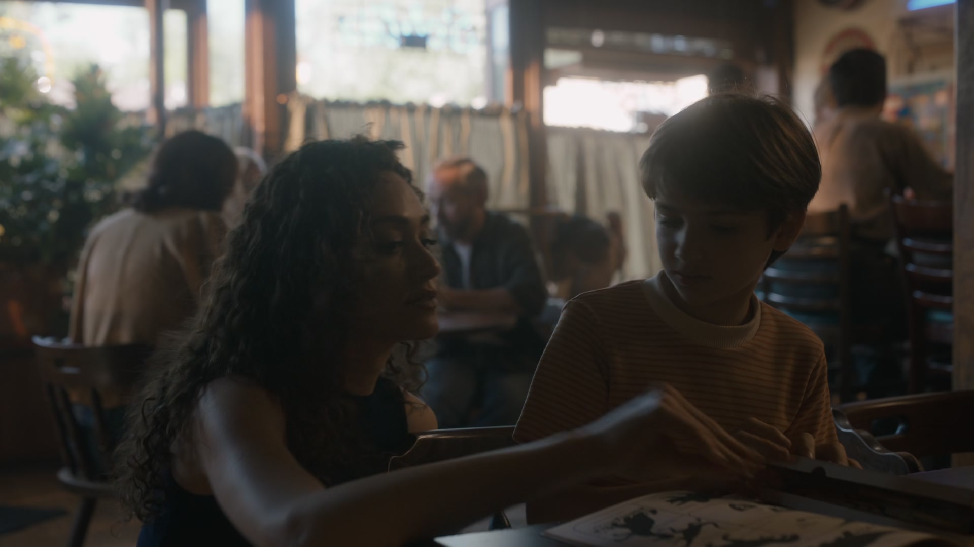 The_Crowded_Room_S01E05_Savior_1080p_ERW_001857.jpg