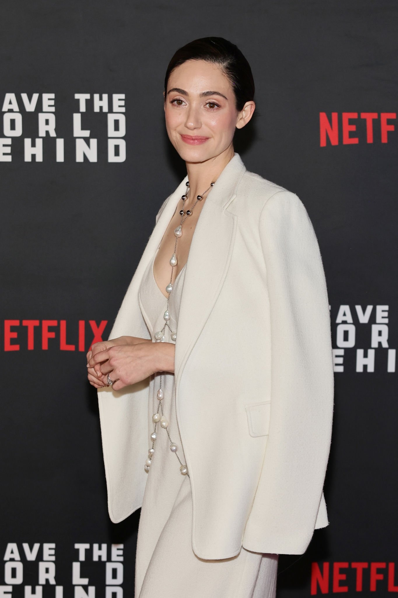 emmyrossumweb_leavetheworldbehind_282529.jpg