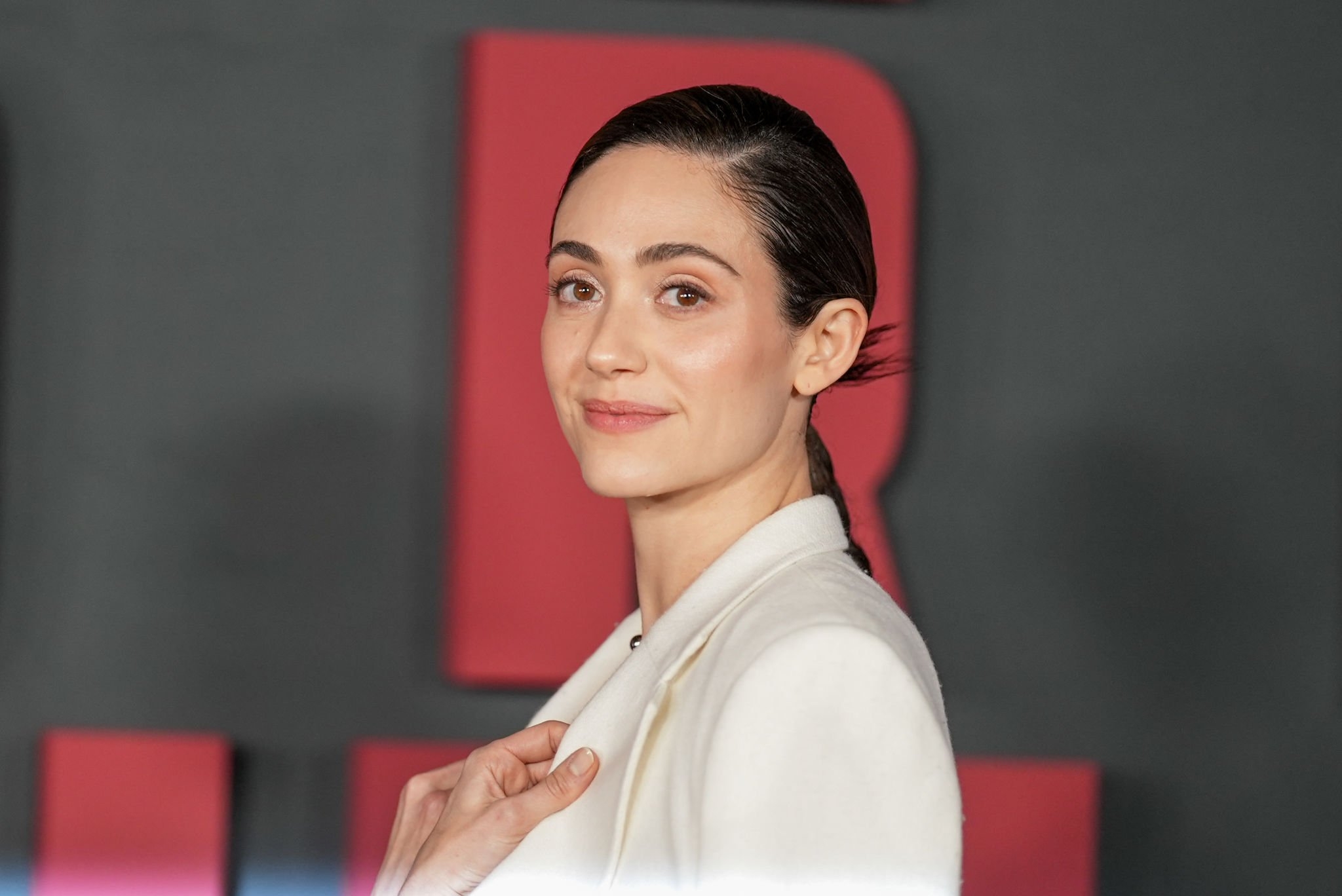 emmyrossumweb_leavetheworldbehind_28329.jpg