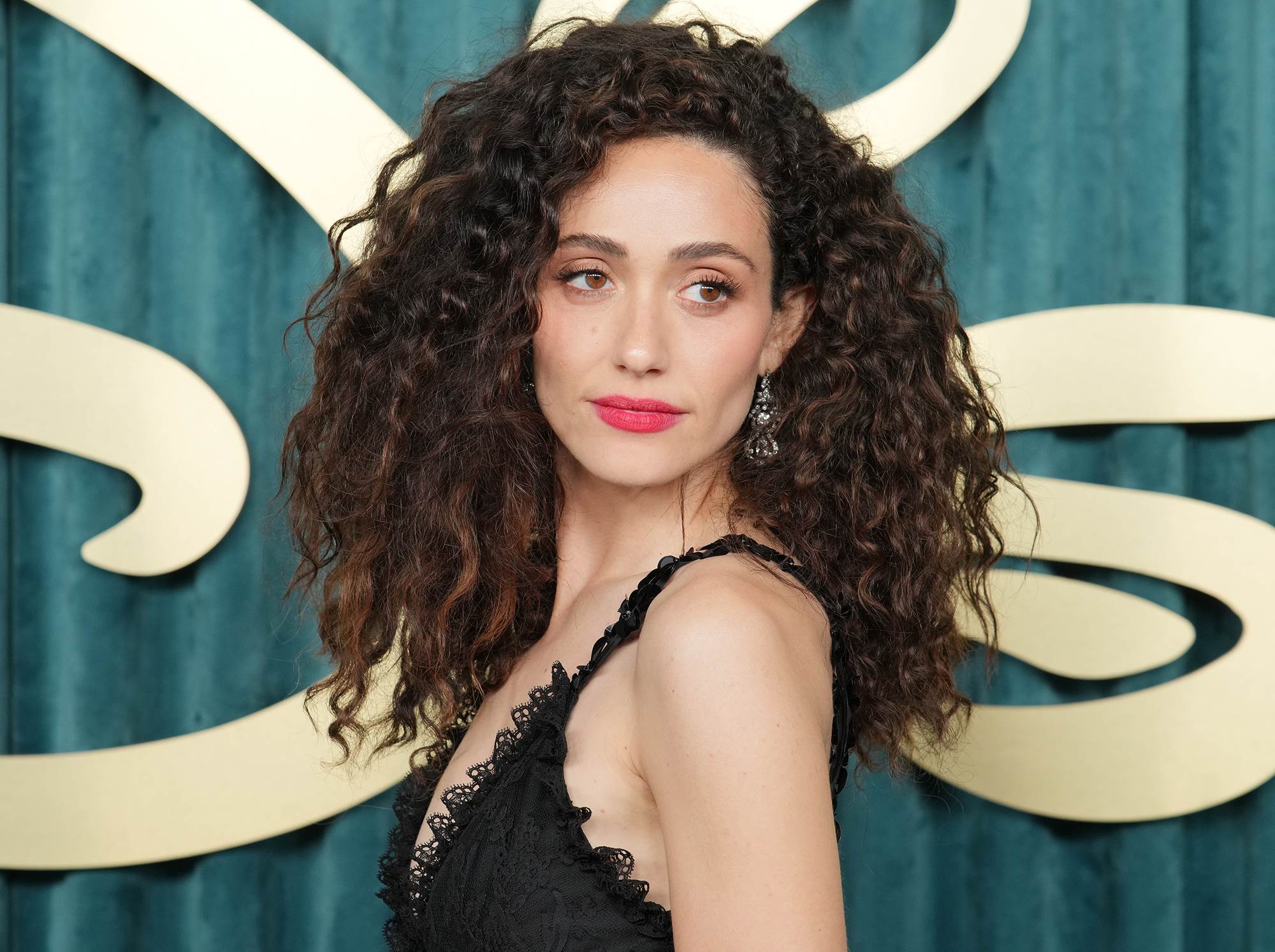 emmyrossumweb_waltdisneyemmyawardscelebration_arrivals_28329.jpg