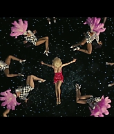 Angelyne_S01E03_Glow_in_the_Dark_Queen_of_the_Universe_1080p_ERW_005050.jpg